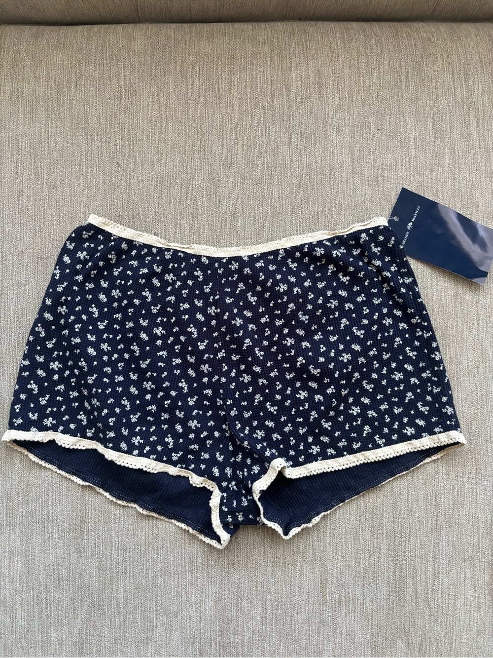 brand new! brandy melville navy blue & cream floral lace trim stretch shorts🤍